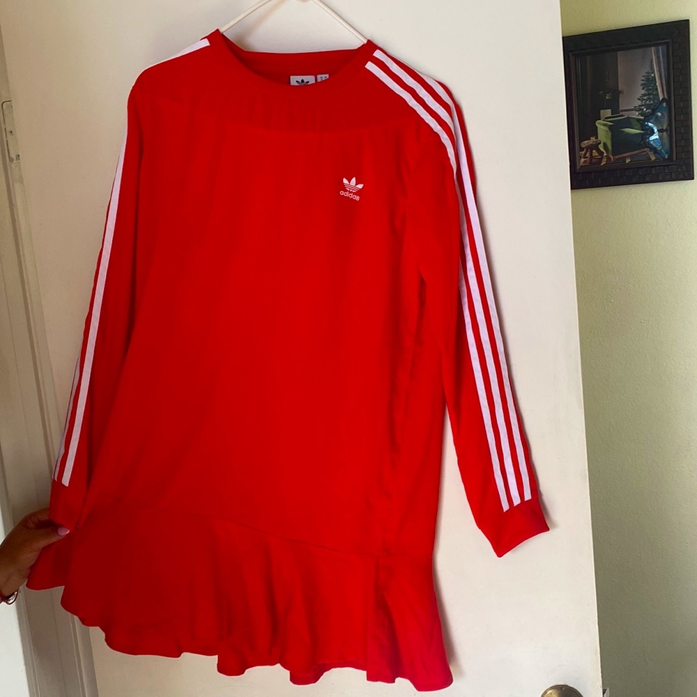 It’s a beautiful dress! I purchased because I love this specific kind of red :)